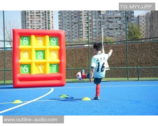 节目组挑战猜测足球明星的趣味游戏揭晓明星背后的故事与成就